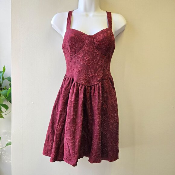 Holiday Burgundy Textured Floral Embossed Sweetheart Neckline Cocktail Dress Con - Picture 1 of 10